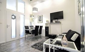 Lea Apartment - Free Parking In Front For 2 Cars